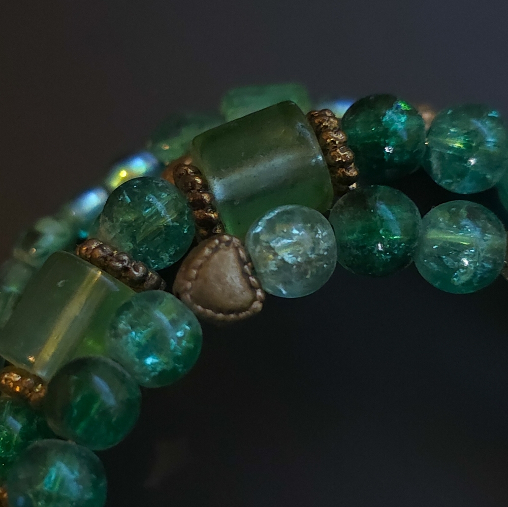 Green Glass Bead Memory Wire Wrap Bracelet - Picture 4 of 4